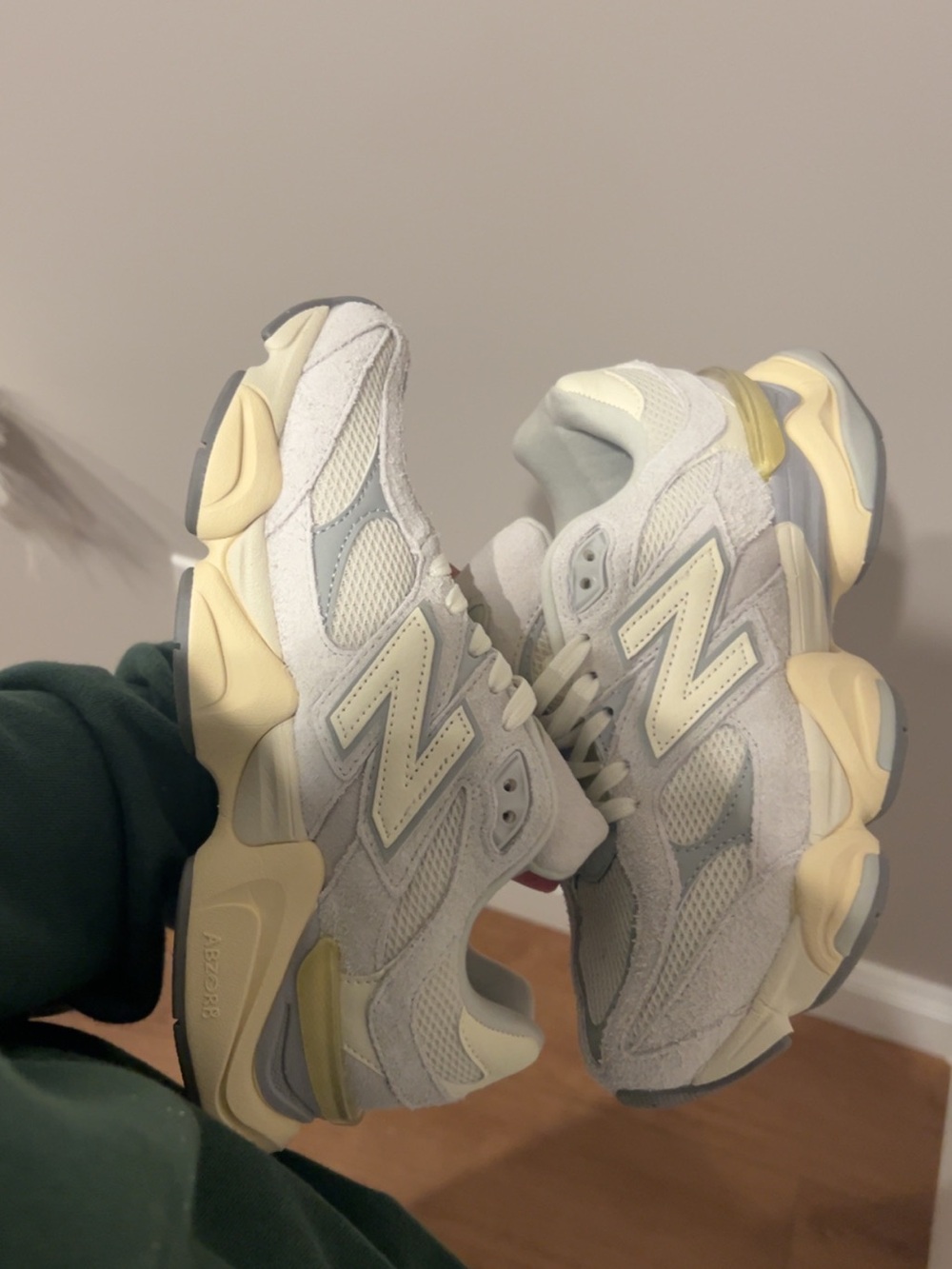 New Balance Women's Chunky Trainer in Cream and Light Gray 8.5